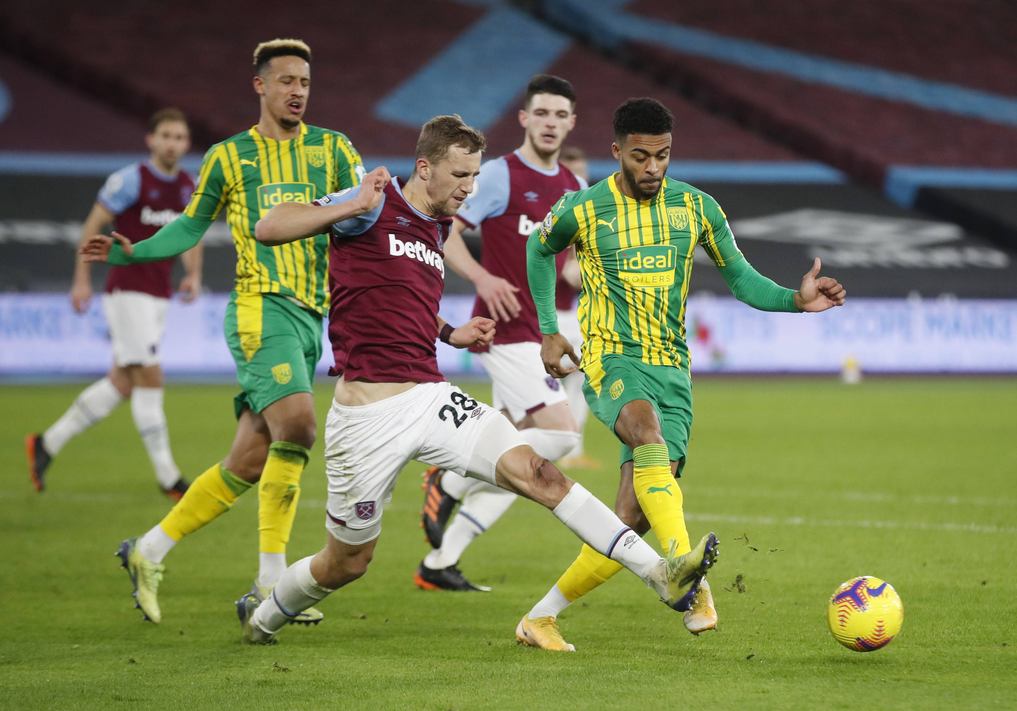 迫使他离开 迫使他离开